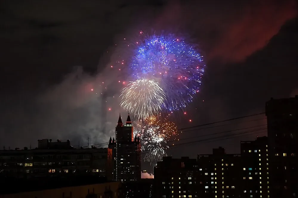 Праздничный салют в Москве в честь Дня Победы. Фото © АГН "Москва" / Сергей Киселев