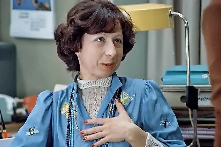 Знак зодиака Близнецы: секретарь Верочка из лучшего фильма СССР "Служебный роман". Фото © "Служебный роман" (1977), режиссёр Эльдар Рязанов, сценаристы 
Эмиль Брагинский, Эльдар Рязанов / Kinopoisk