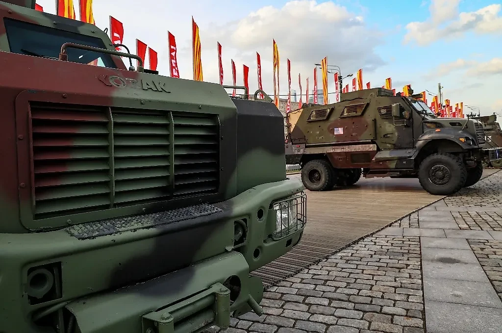 Украинский бронеавтомобиль "Козак-2" и американский бронеавтомобиль International MaxxPro (слева направо). Фото © ТАСС / Сергей Булкин 