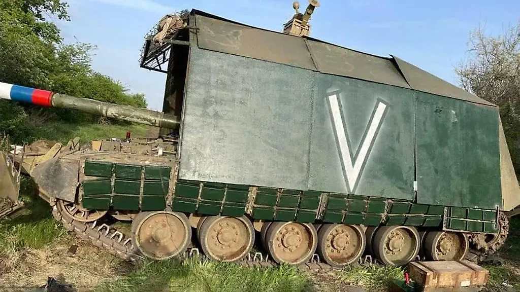 Т-62 ВС РФ с антидроновым "мангалом" и камуфляжем. Обложка © Telegram / sashakots