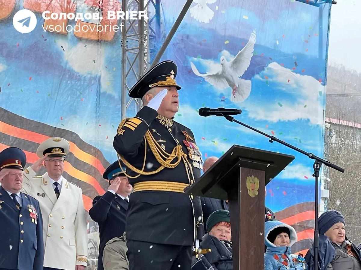 Первый военный парад в честь 79-й годовщины победы в Великой Отечественной войне прошёл в Камчатском крае. Фото © Telegram /  Солодов. BRIEF