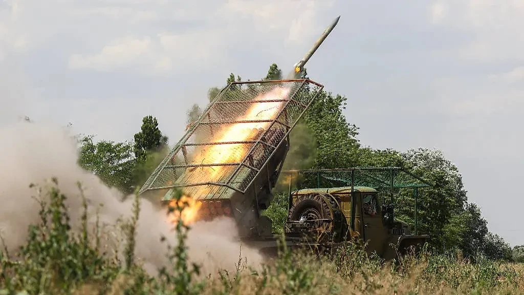 Боевая работа расчёта реактивной системы залпового огня (РСЗО) "Град". Обложка © ТАСС / Алексей Коновалов