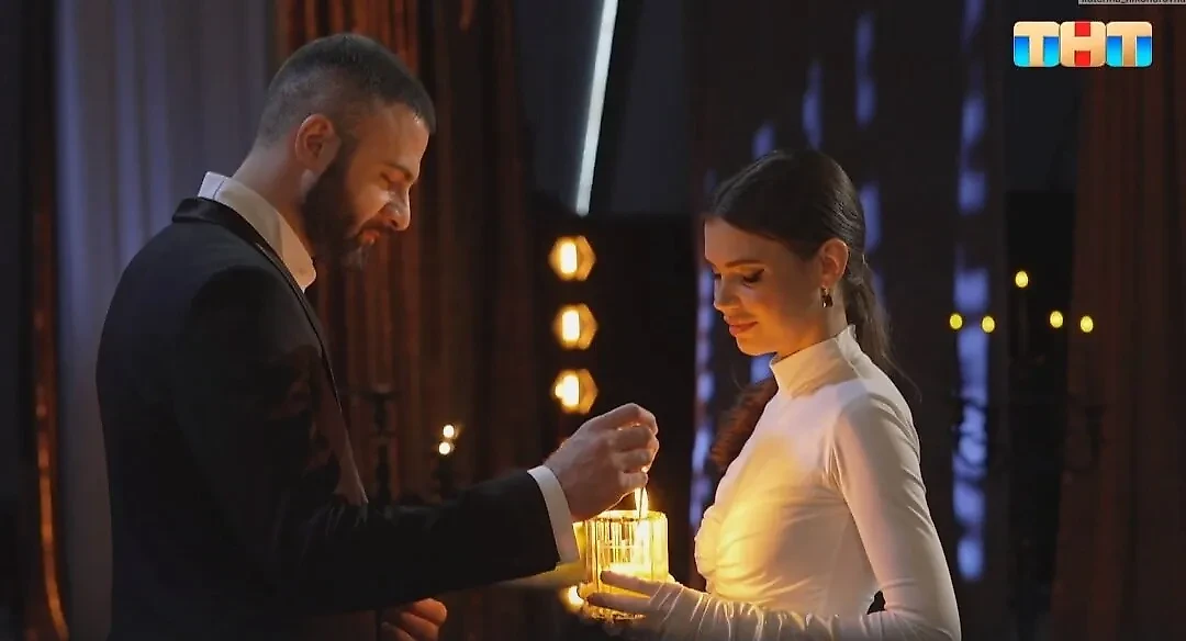 На церемонии выбора Гецати вручает девушкам свечи. Фото © Невеста. Экстра любовь / Rutube