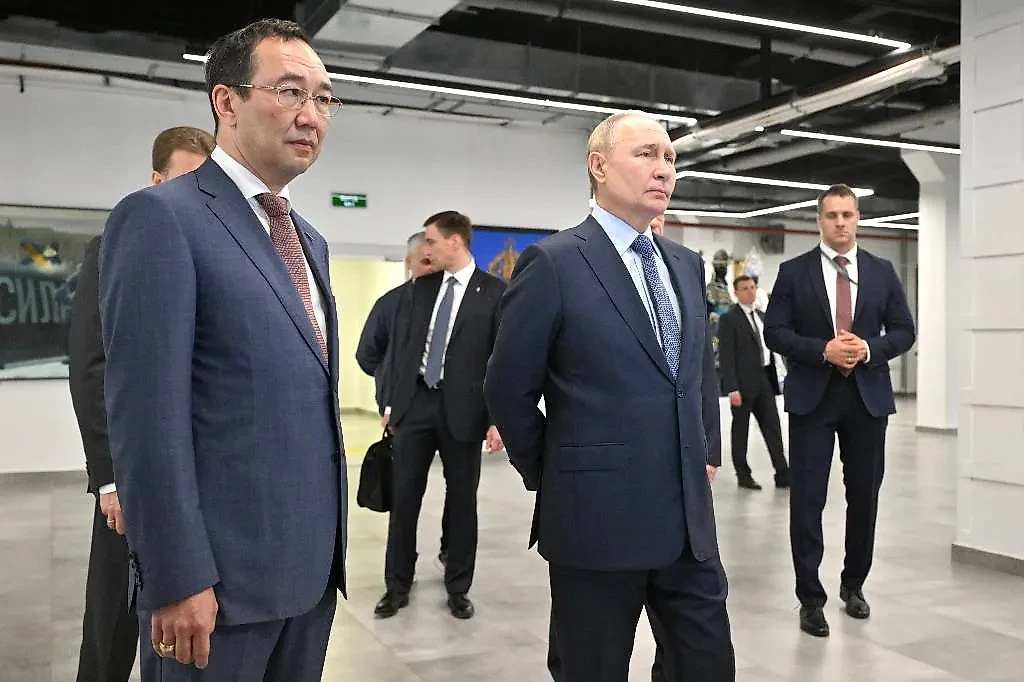 Президент РФ Владимир Путин и глава Якутии Айсен Николаев. Обложка © ТАСС / POOL / Павел Бедняков