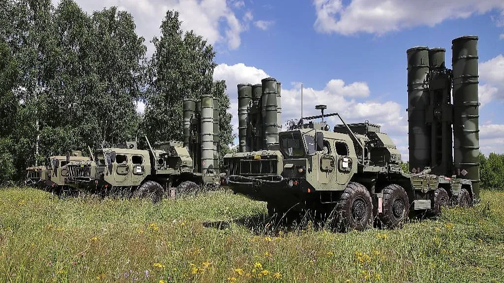 Зенитные ракетные комплексы С-400 "Триумф". Фото © ТАСС