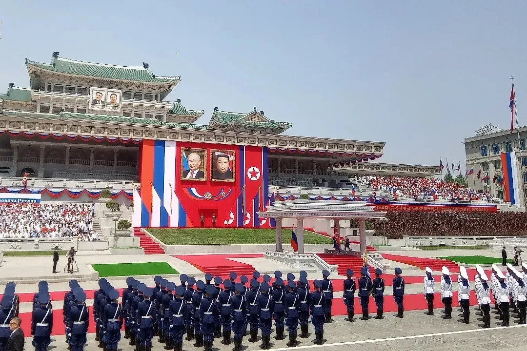 Самую главную площадь Пхеньяна украсили перед приездом президента РФ. Обложка © Life.ru / Андрей Тишин