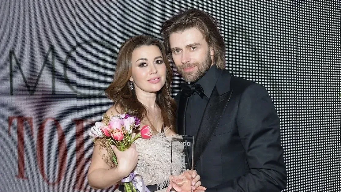 Актриса Анастасия Заворотнюк вместе с мужем фигуристом Петром Чернышёвым. Обложка © VK / Анастасия Заворотнюк