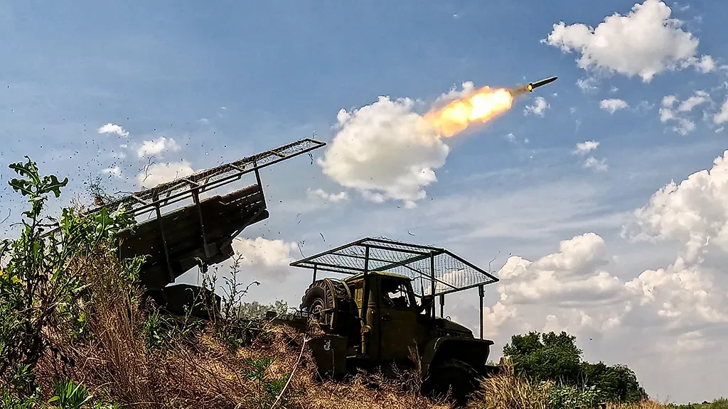Боевая работа расчёта реактивной системы залпового огня (РСЗО) "Град". Обложка © ТАСС / Алексей Коновалов