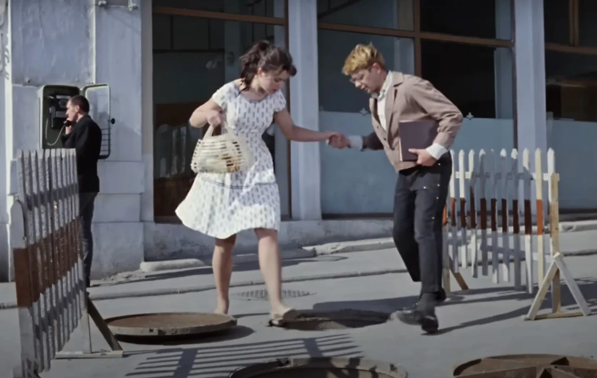 Не наступай на люк: советские приметы, актуальные и сегодня. Фото © Кадр из фильма "Операция "Ы" и другие приключения Шурика", режиссёр Леонид Гайдай, сценаристы Яков Костюковский, Морис Слободской / Kinopoisk