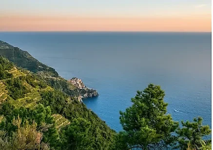 Жители Крыма стали получать провокационные сообщения от ЦИПсО. Обложка © Freepik / Frimufilms