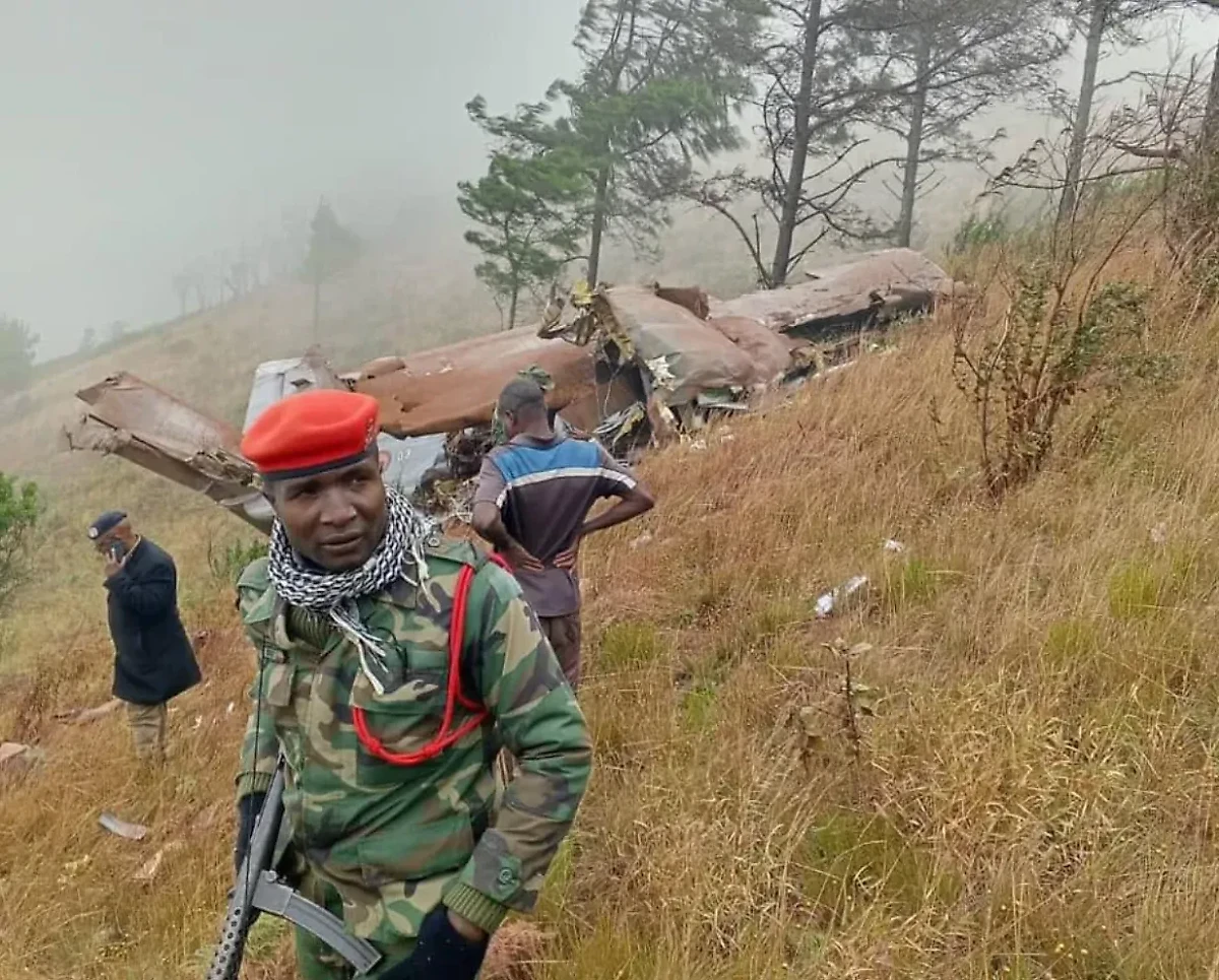 Военные и спасатели на месте обнаружения обломков самолёта с первыми лицами Малави. Фото © Malawi24