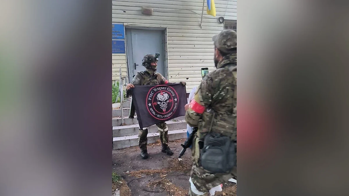 Флаги России и ЧВК в селе Рыжевка вызвали истерику на Украине. Фото © Telegram / Сводки и аналитика СВО