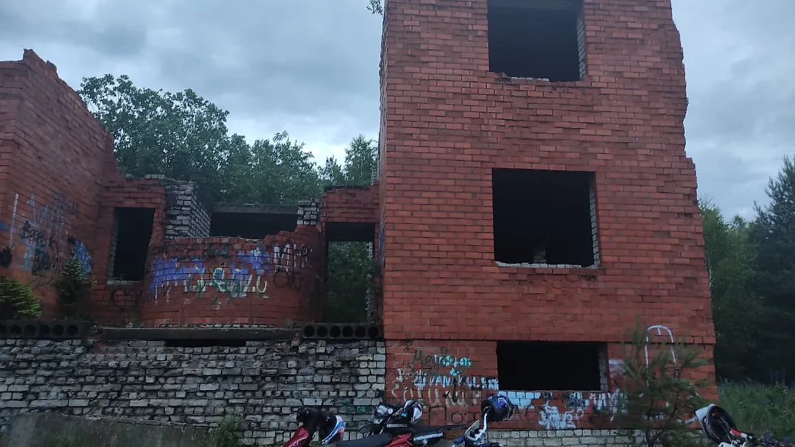 Заброшенное здание, в котором укрывались подростки от грозы. Обложка © Telegram / СУ СК России по Владимирской области