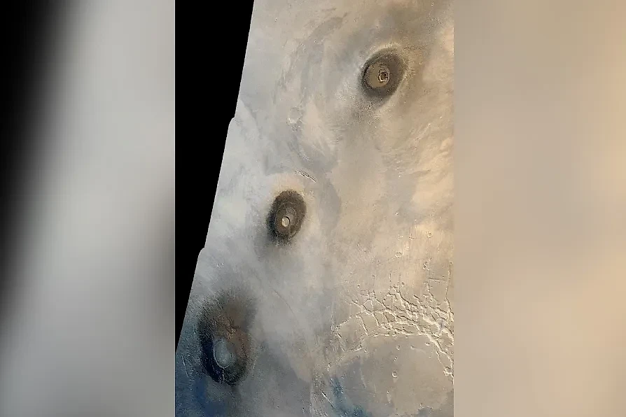 Гора Аскрийская (сверху), Гора Павлина (посередине) и Гора Арсия (снизу) — гигантские потухшие вулканы на Марсе. Фото © Wikipedia / Viking I. NASA