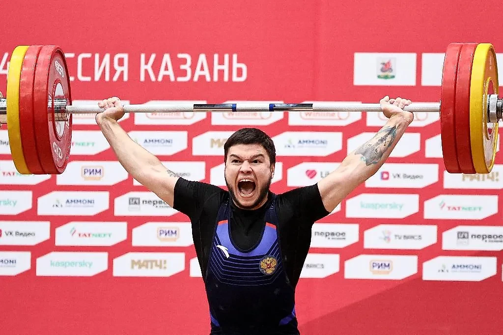 Штангист Зулфат Гараев выиграл Игры БРИКС с рекордом России. Обложка © ТАСС / Софья Сандурская