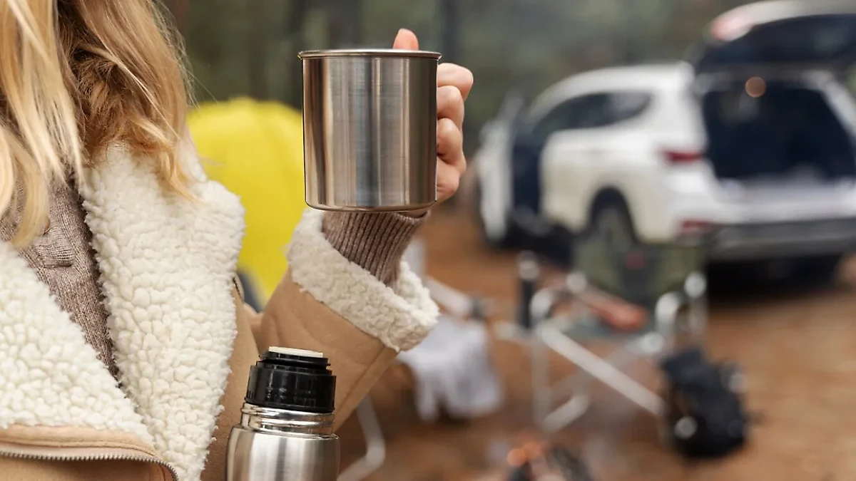 Термос пригодится не только в дороге, но и в походе, его удобно взять с собой практически везде. Фото © Freepik