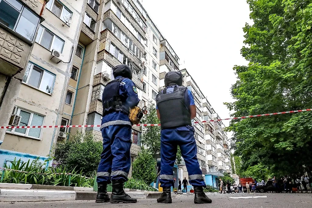 Обстановка на месте прилёта БПЛА в многоквартирный дом в Белгороде. Фото © ТАСС / Павел Колядин