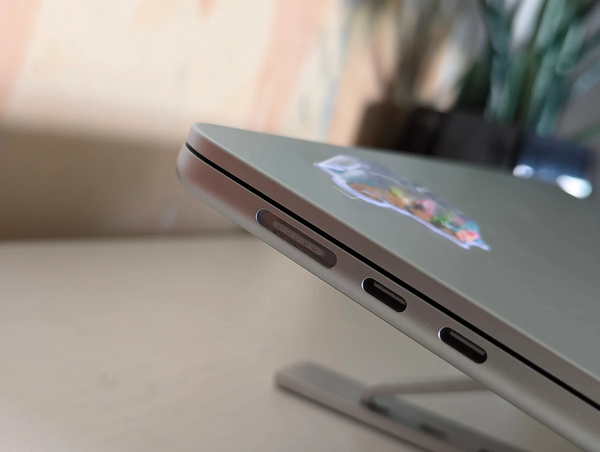 Apple всегда найдёт, как заставить пользователя страдать даже по мелочам. Фото © Life.ru / Роман Бойко