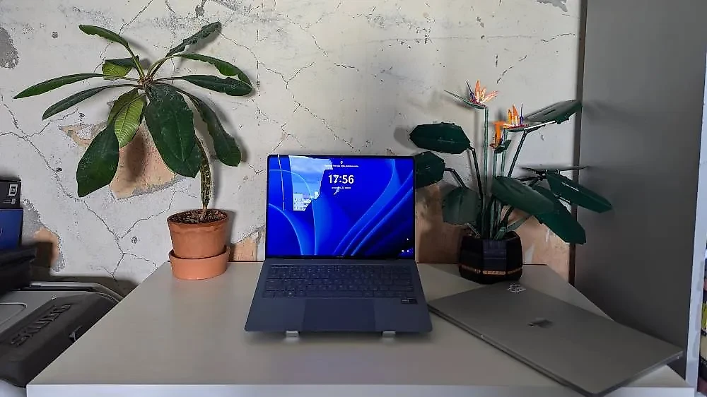 Дисплей Huawei MateBook X Pro 2024, рядом 15-дюймовый MacBook. Фото © Life.ru / Роман Бойко