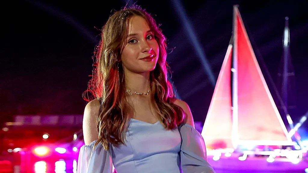 Как выбрать платье для выпускного: в Питере 28 июня пройдёт праздник "Алые паруса". Фото © ТАСС / Дмитрий Ягодкин