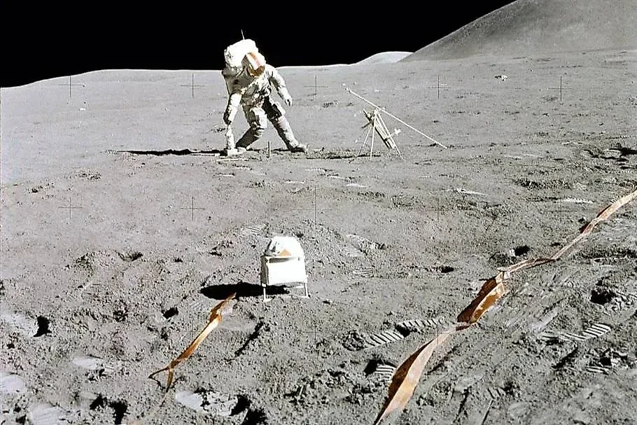 Астронавт Дэвид Скотт бурит лунную поверхность. Фото © Wikipedia / NASA