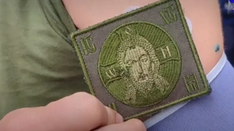 Одну из пуль, выпущенных в него, остановил шеврон с ликом Христа на левой руке бойца. Фото © Телеканал "СПАС" / dzen