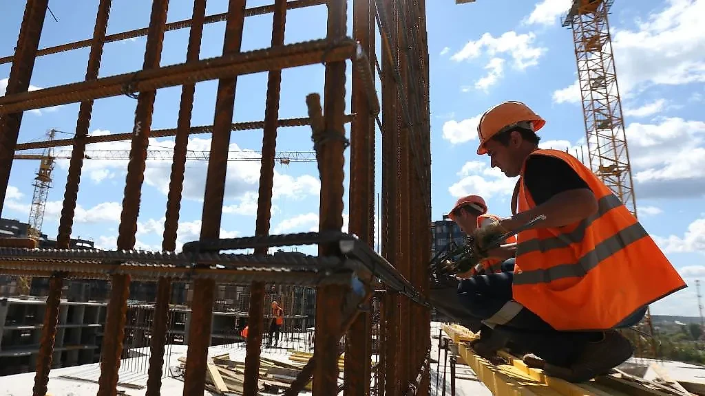 Работы по строительству дома на территории жилого комплекса. Фото © ТАСС / Вячеслав Прокофьев