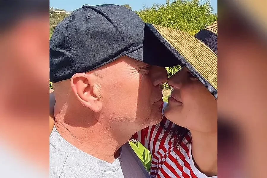 Брюс Уиллис с женой. Обложка © Instagram (признан экстремистской организацией и запрещён на территории Российской Федерации) / emmahemingwillis