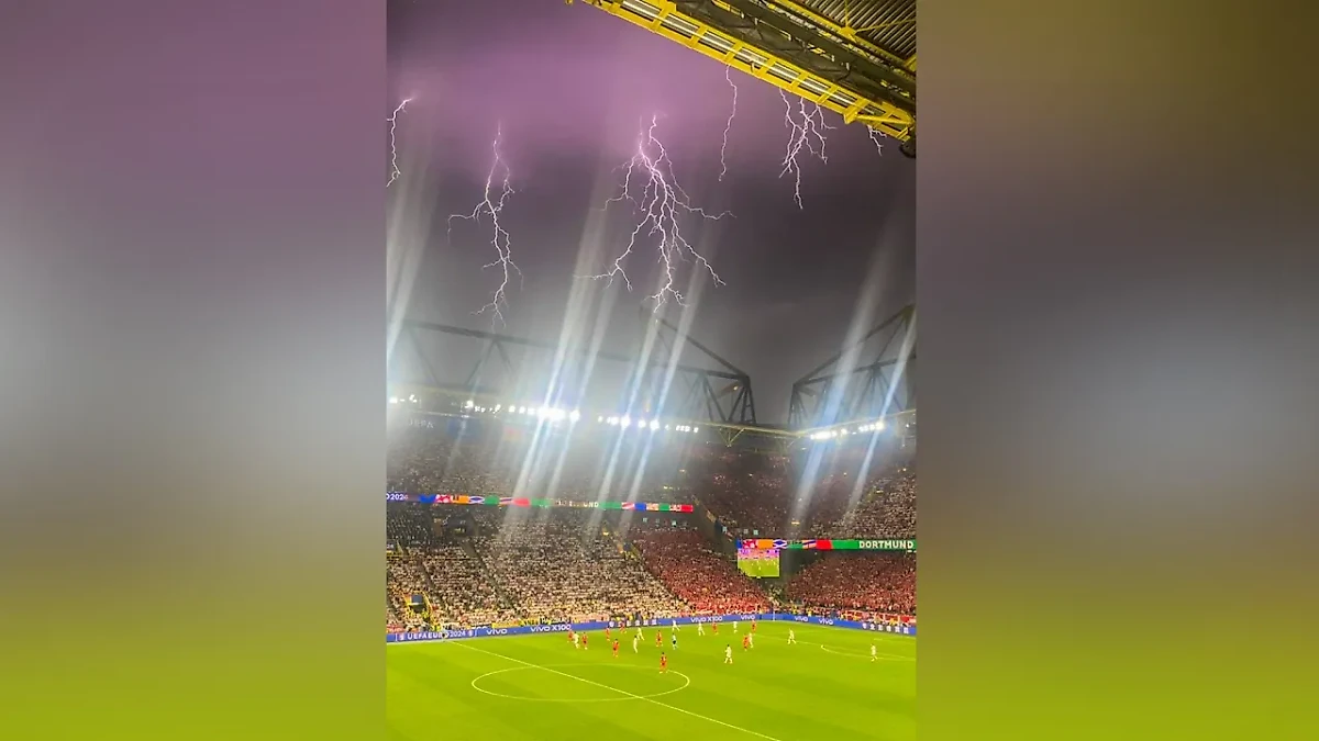 Футбольный матч сборных ФРГ и Дании на чемпионате Европы прервали из-за грозы Обложка © X / Swarup1705