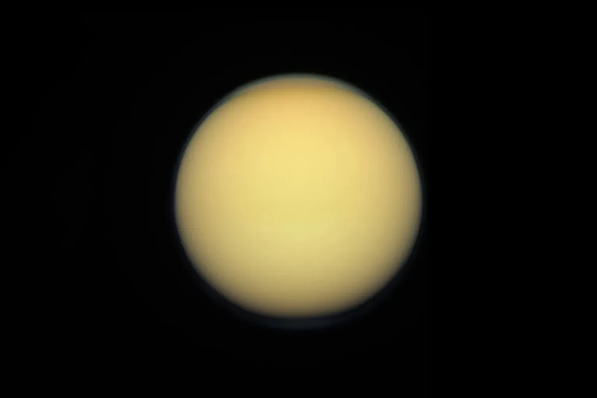 Спутник Сатурна Титан на снимках зонда Cassini. Фото © Flickr / Kevin Gill