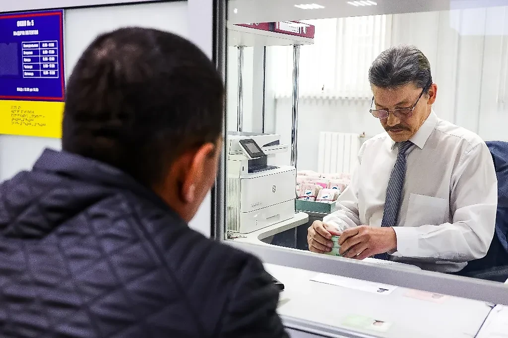 Режим высылки предполагает, что человек самостоятельно покинет территорию России, поэтому законопроект требует информировать о дате, месте и маршруте планируемого самостоятельного выезда. Фото © ТАСС / Кирилл Кухмарь