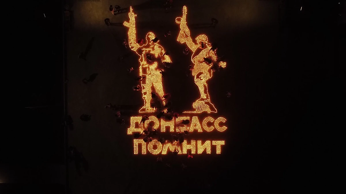 На Саур-Могиле зажгли тысячи свечей ко Дню памяти и скорби. Фото © "Единая Россия"