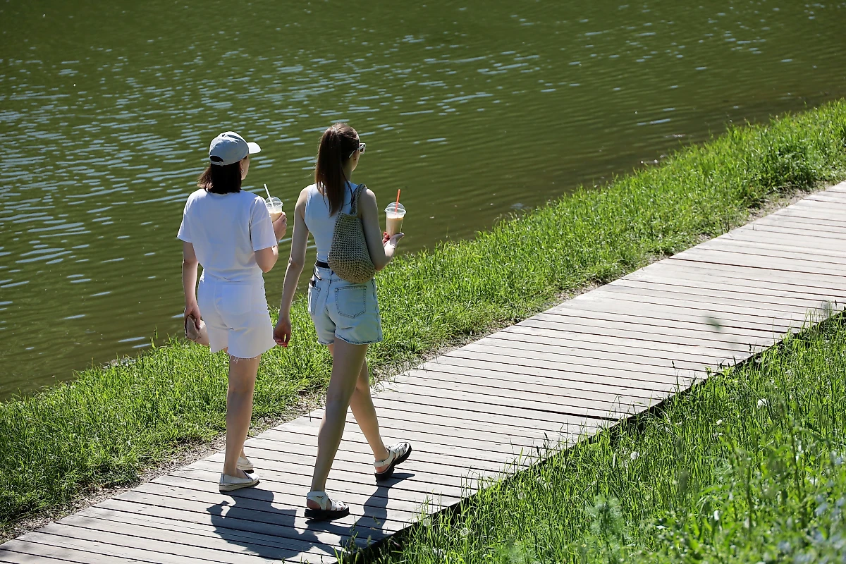 Обгореть можно даже в облачную и пасмурную погоду, потому что облака не блокируют ультрафиолетовые лучи. Обложка © Shutterstock / FOTODOM / Oleg Elkov