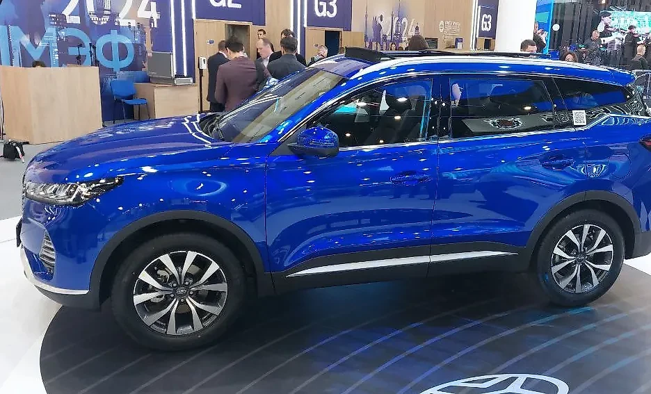 На ПМЭФ показали отечественный кроссовер. Обложка © Life.ru