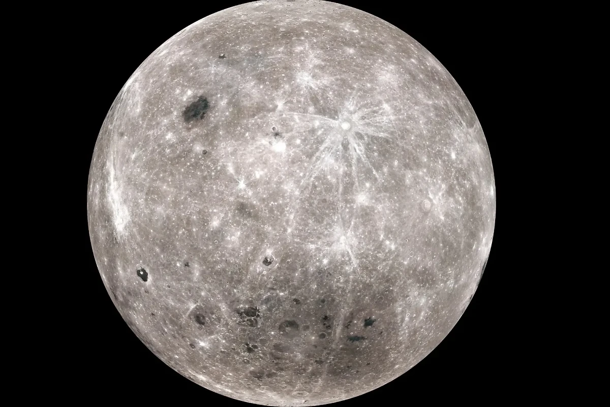 Обратная сторона Луны, запечатлённая с борта окололунной станции Lunar Reconnaissance Orbiter. В нижней части — бассейн Южный полюс – Эйткен, который считают огромным древним кратером. Фото © Wikipedia / NASA