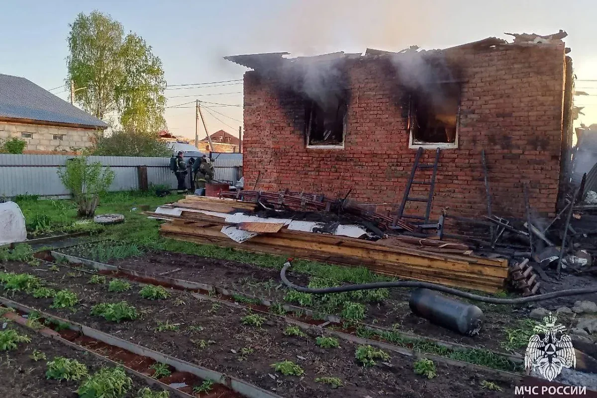Жилой дом в Удмуртии сгорел из-за игрушечной машинки. Обложка © Telegram / МЧС России