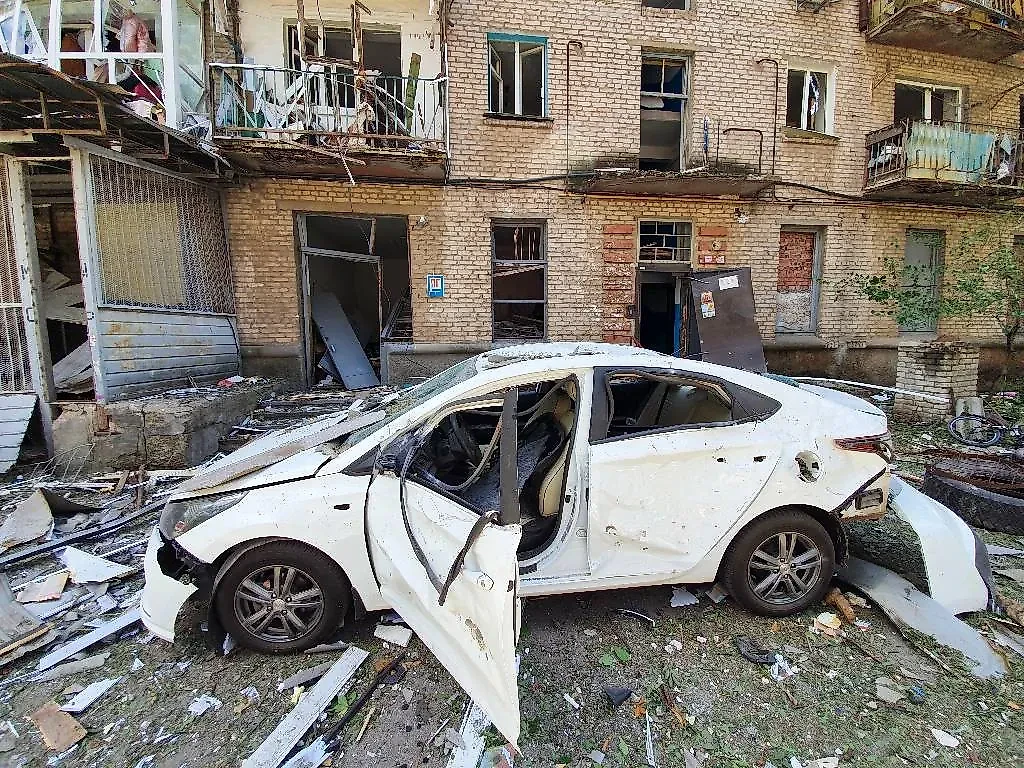 Жилой дом и автомобиль, повреждённые в результате обстрела Луганска со стороны ВСУ. Обложка © Александр Река / ТАСС