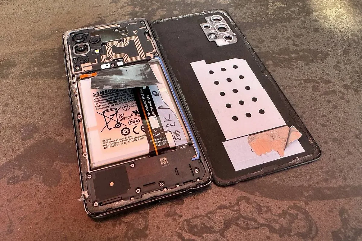 Бюджетный телефон создателя Telegram Павла Дурова, который расплавился на дубайской жаре. Обложка © Telegram / Du Rove's Channel