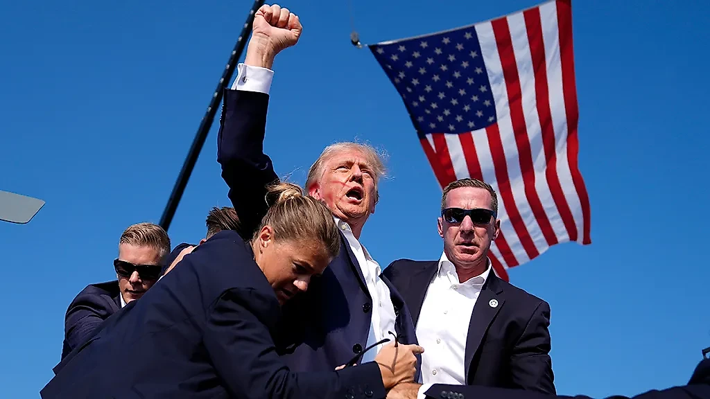 Во время выступления Трампа перед сторонниками ему прострелили ухо. Обложка © ТАСС / Evan Vucci