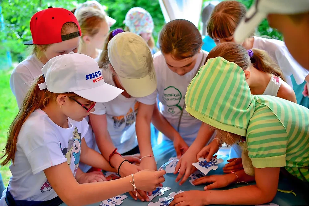 ЛДПР предложила ввести налоговый вычет за оплату детских путёвок в летние лагеря. Обложка © Shutterstock / FOTODOM / sydarikova_foto