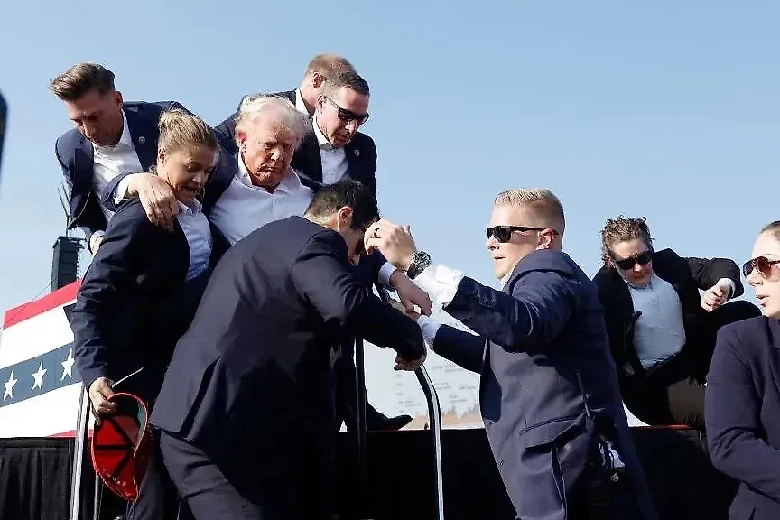 Дональд Трамп и его телохранительница. Фото © Getty Images / Anna Moneymaker