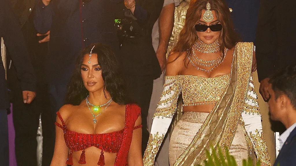 Ким Кардашьян приехала на индийскую свадьбу и поздравила Радику Мерчант.  Фото © GettyImages / MEGA / Contributor