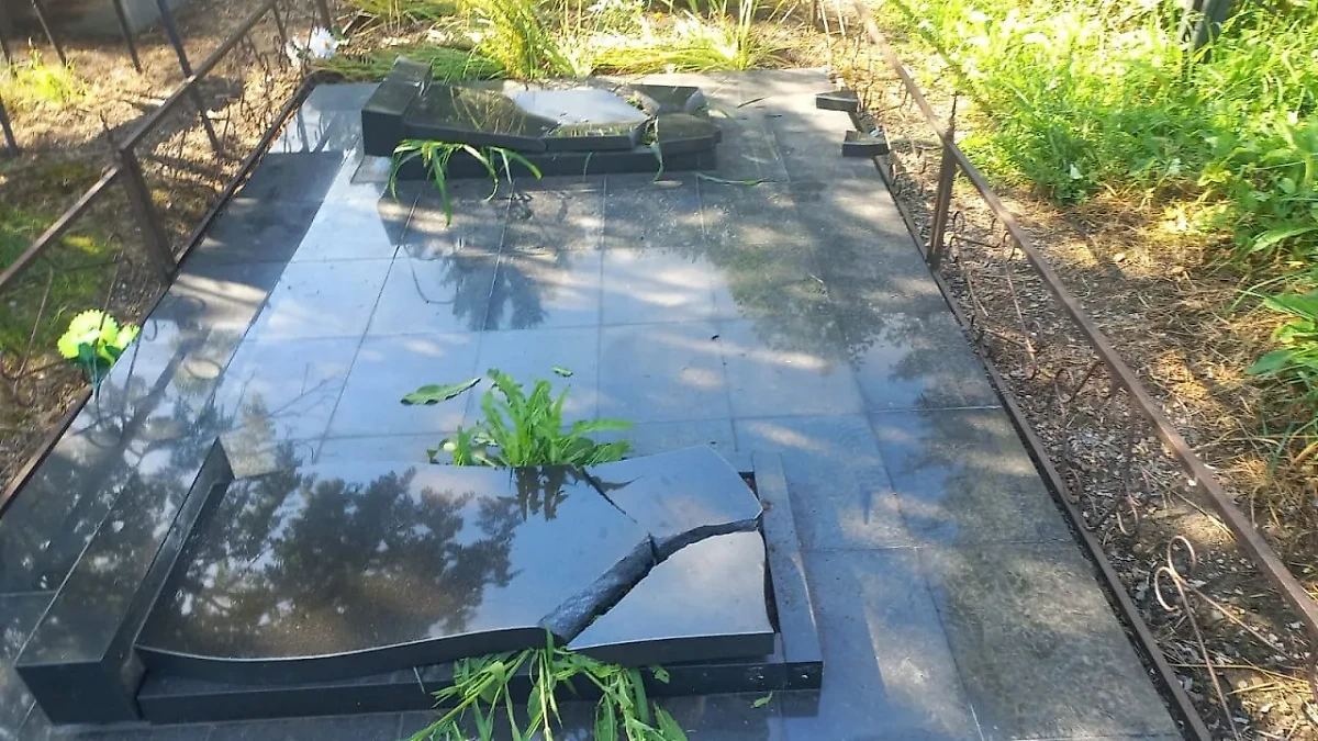 Два подростка разгромили почти все могилы на кладбище под Новокузнецком. Обложка © Telegram / Бардокин.Live