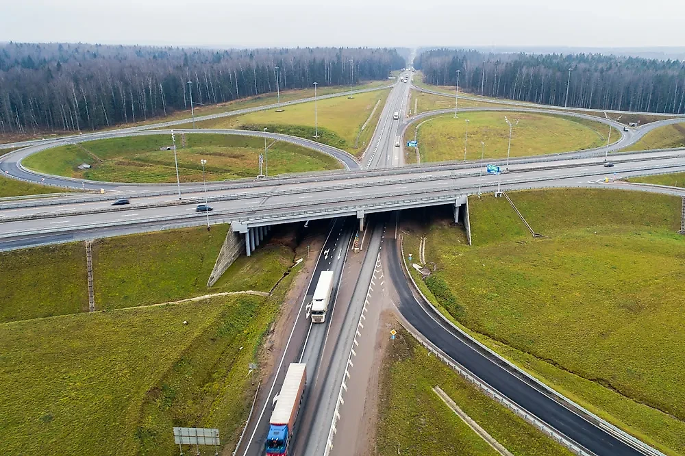 Вид на участок автомобильной трассы М11 Москва – Санкт-Петербург на отрезке с 15-го по 58-й километр. Фото © ТАСС / Сергей Бобылев