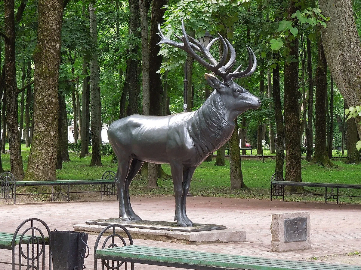 Скульптура оленя в Смоленске. Обложка © Wikipedia / Aniacra