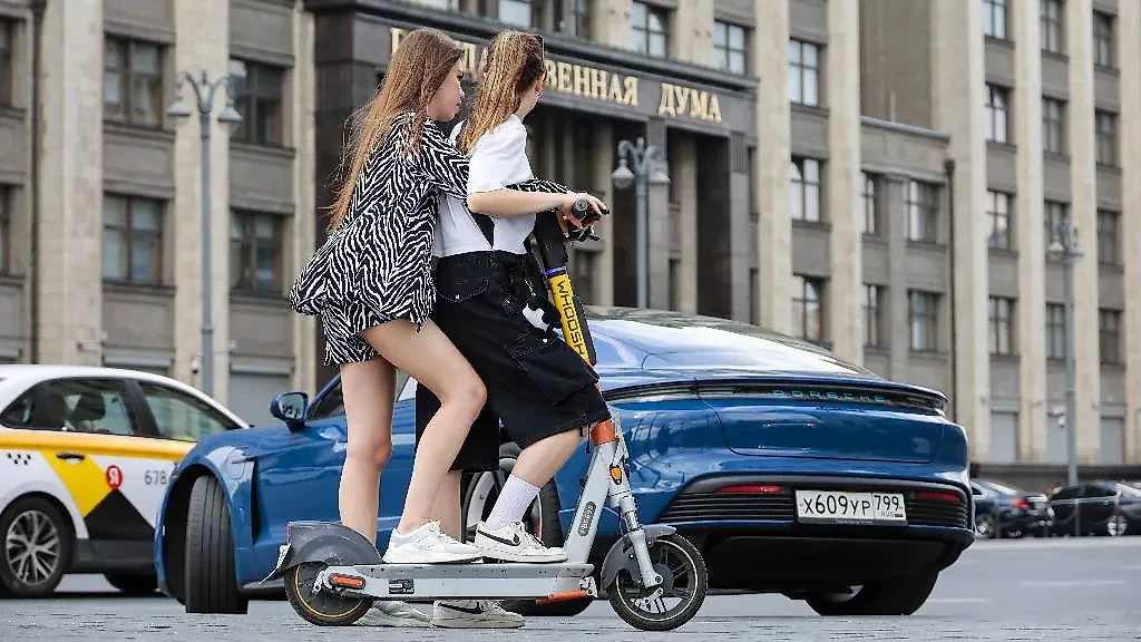 При перевозке на СИМ ребёнка вместе с водителем может быть назначен штраф пять тысяч рублей. Фото © ТАСС / Олег Елков