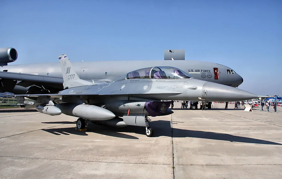 Истребитель F-16 могут использовать для уничтожения Черноморского флота. Фото © Wikipedia / Vitaly V. Kuzmin