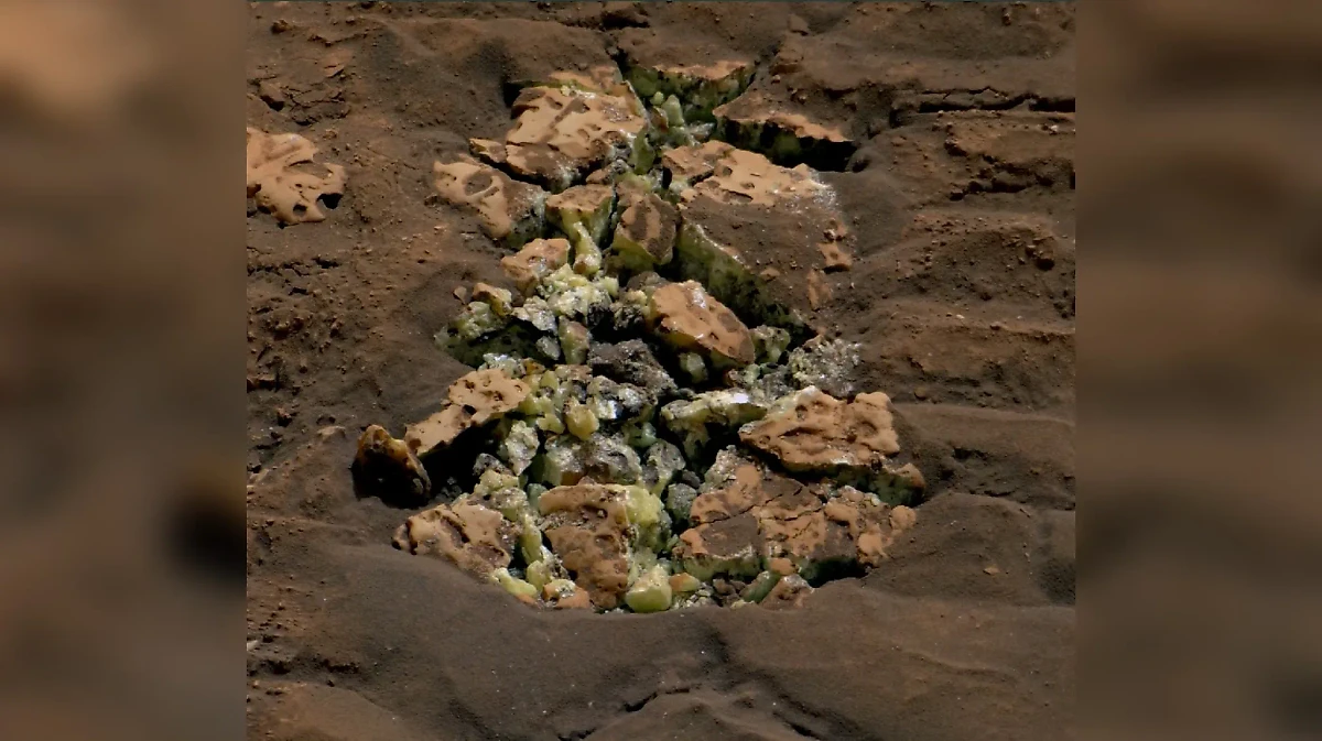 Камень, случайно раздробленный марсоходом Curiosity в кратере Гейл. Фото © jpl.nasa.gov