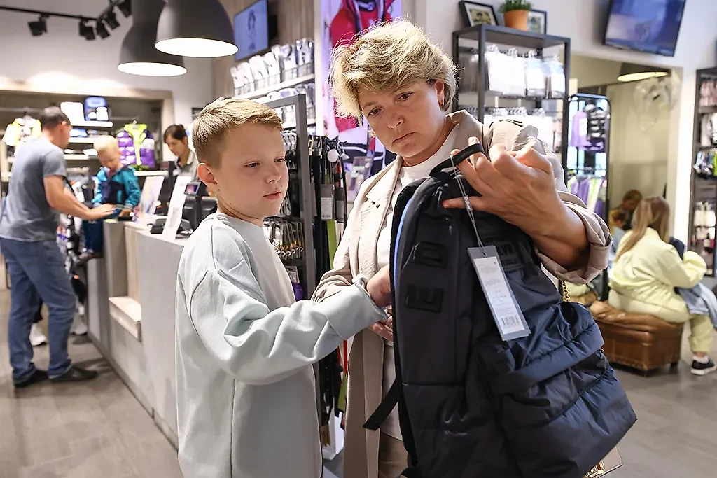 Многие семьи с детьми в летний период озабочены подготовкой своих чад к школе, это всегда связано с повышенными расходами. Фото © ТАСС / Артём Геодакян