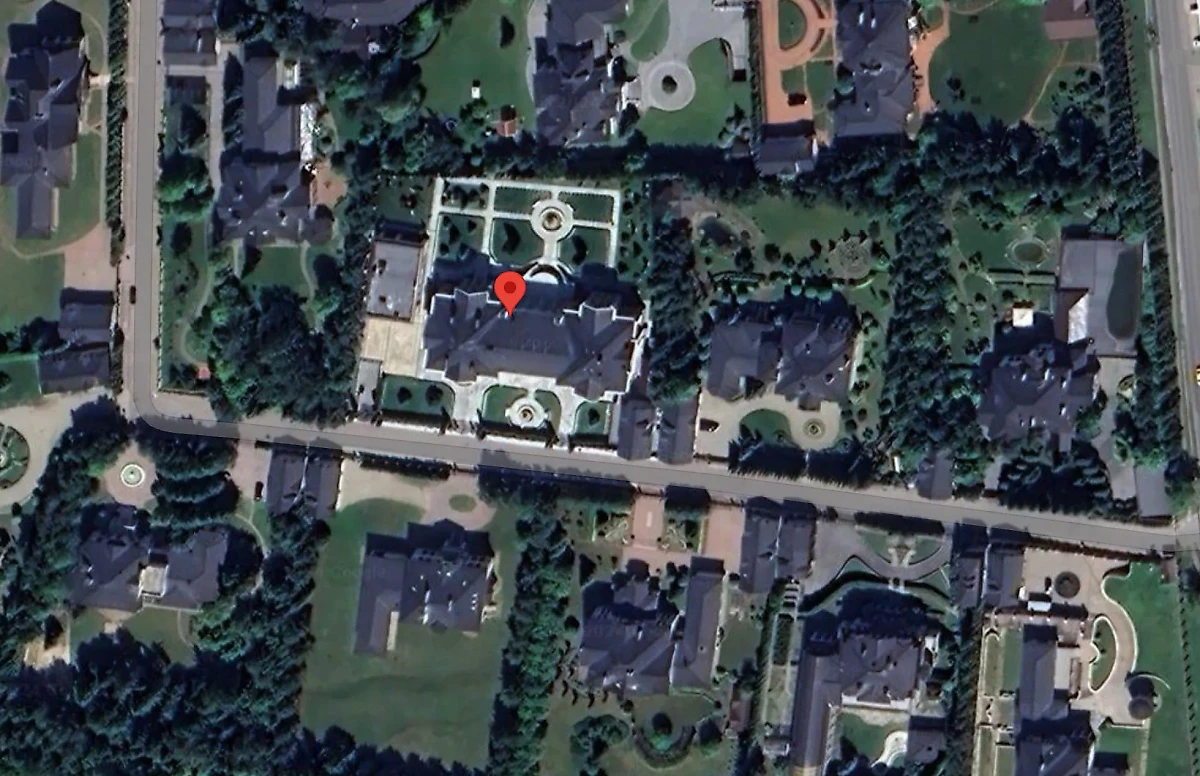 Викторианский особняк Алсу и Яна Абрамовых в рублёвском посёлке Усово-3. Фото © Google Maps